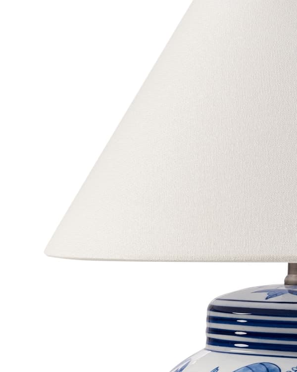Bordlampe Hvid og blå porcelænsfod Klokkeskærm i hør med blomstret patte Belysning Stilfuld