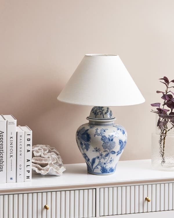 Bordlampe hvid med blå porcelænsfod hørstofskærm med blomstermønster belysning stilfuld