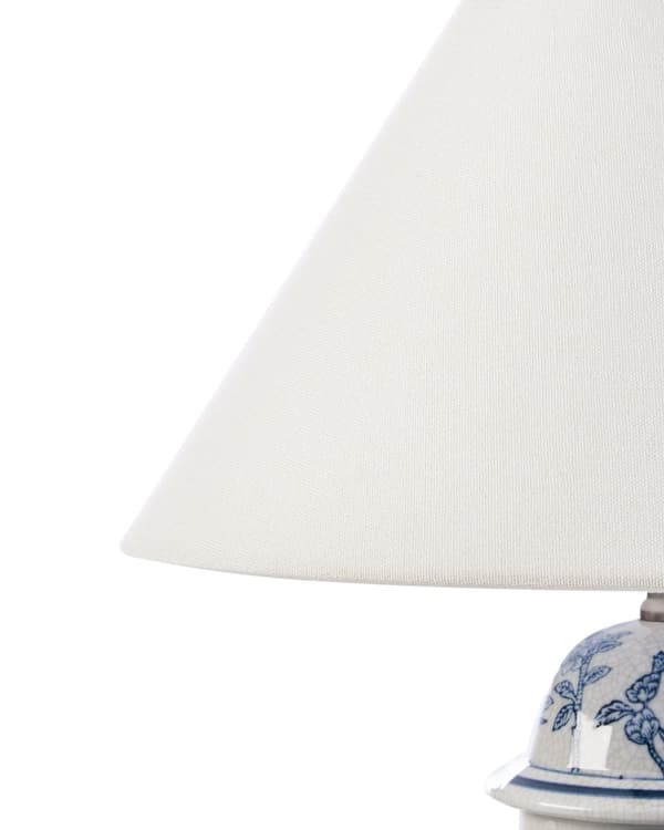 Bordlampe hvid med blå porcelænsfod hørstofskærm med blomstermønster belysning stilfuld