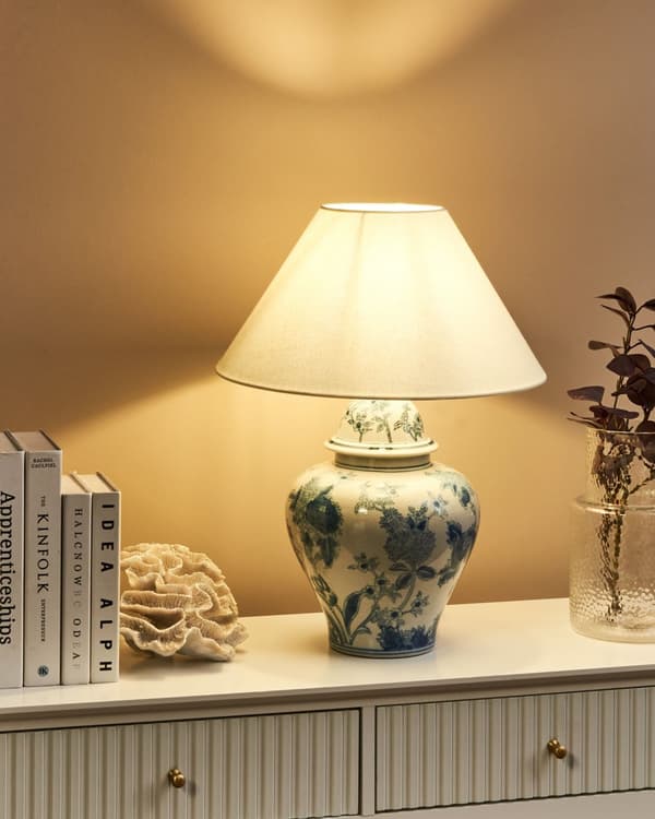 Bordlampe hvid med blå porcelænsfod hørstofskærm med blomstermønster belysning stilfuld