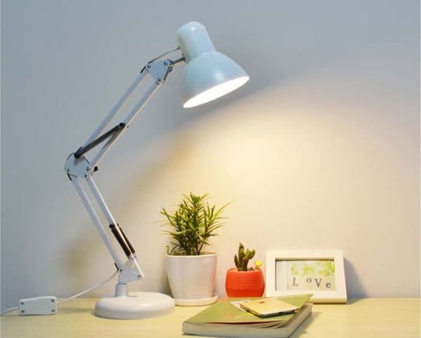 Skrivebordslampe med E27 TOBI hvid bordholder