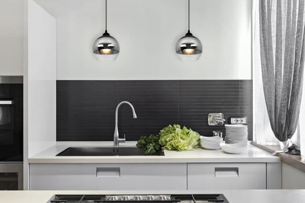 ELEGANT HÄNGLAMPA GLAS LAMPSKÄRM KROM LED