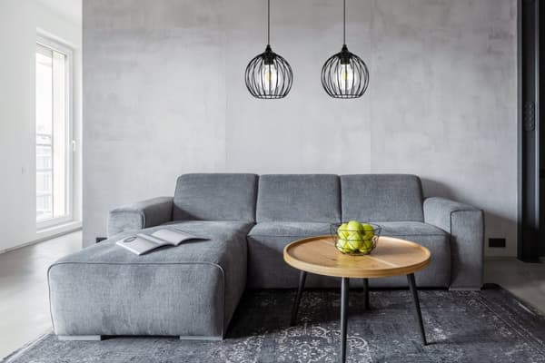 MODERNI EDISON KRIPPUVALAISIN PÖYDÄN YLÄLLÄ