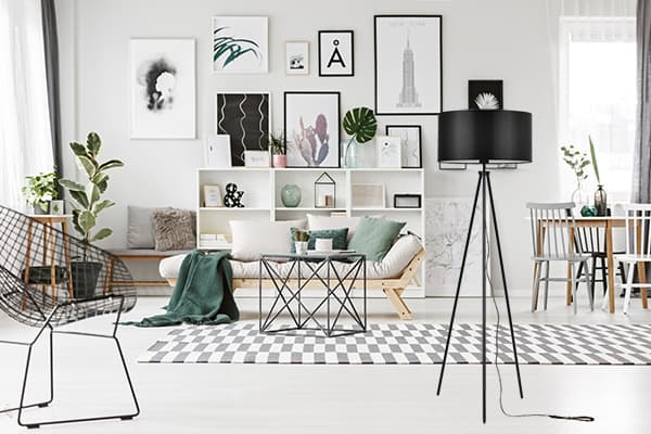 Golvlampa med stativskärm