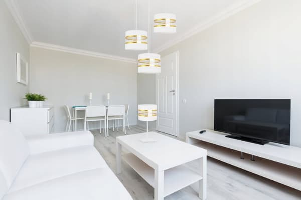 SÄNGBORDSLAMPA ELEGANT GULD LAMPSKÄRM 20 CM