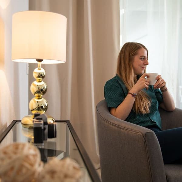 Relaxdays Bordslampa Guld Metall Sockel Sänglampa Vit tyg Skärm Kuldesign, HxD: 50 x 25 cm, Vit/Guld