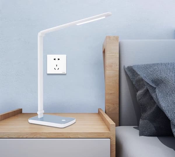 Philipsin AA-tason LED-pöytävalaisin silmien suojaamiseen, suunniteltu lukemiseen ja kirjoittamiseen, erinomainen apu oppimiseen ja lukemiseen