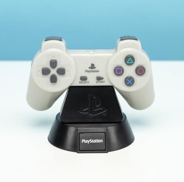 Lampa - Playstation - Joystick, Micromania-Zing, fransk nummer ett inom tv-spel och popkultur. Hitta derivatprodukter
