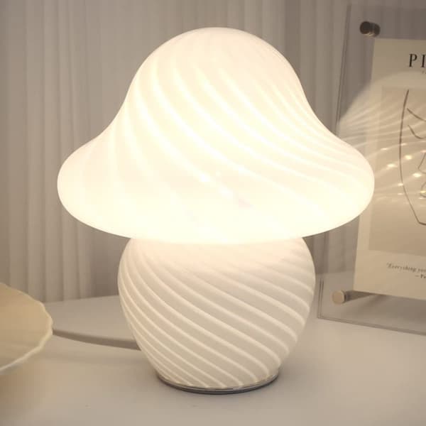 Bomclap Svamp Bordslampa – Mycket Söt Dekor för Sovrum, Vardagsrum & Estetiska Interiörer – Söt Sängsidoslampa med Modern Design
