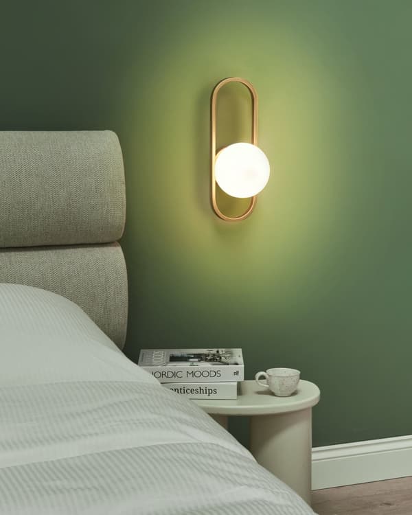 Vegglampe Gull Metallbase Kuleformet skjerm i glass Moderne design Belysning