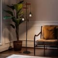 Miniatyrbillede 2 af 9: EMKE industriel gulvlampe – Dobbelt E27-fod, sort jernlampeskærm, brændt træfinish, 1,5 m høj