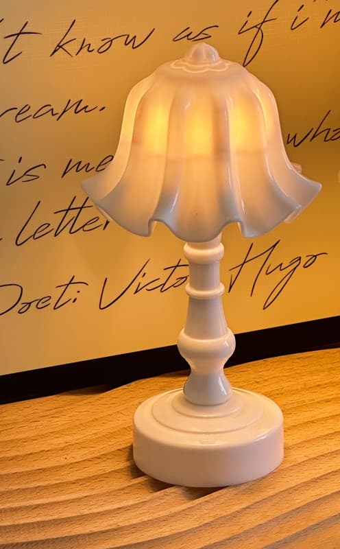 Retro keramisk lille bordlampe med kronbladsform