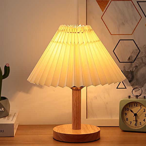 Bordlampe med træfod og plisseret lampeskærm