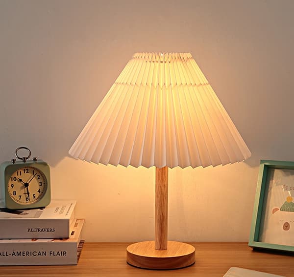 Bordlampe med træfod og plisseret lampeskærm