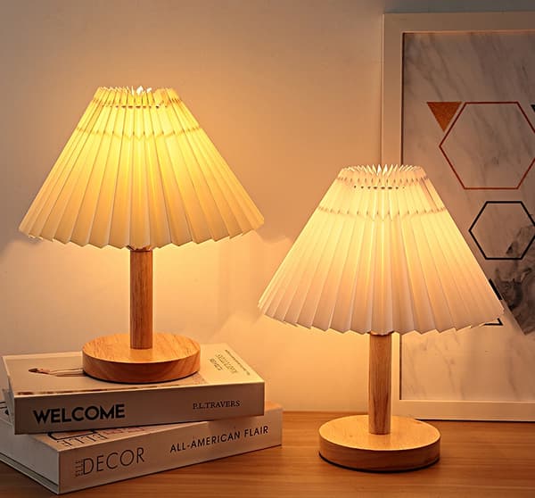 Bordlampe med træfod og plisseret lampeskærm