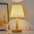 Miniatyrbillede 4 af 5: Enkel bordlampe i træ med lampeskærm i hør