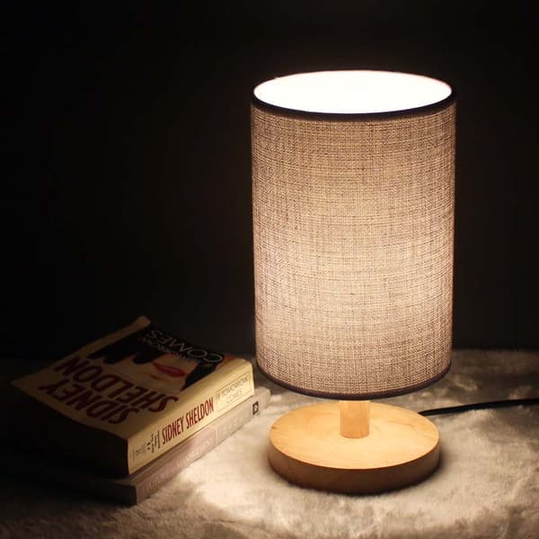 Enkel bordlampe i træ med lampeskærm i hør