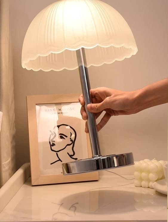 Golvlampa med retro glas lampskärm