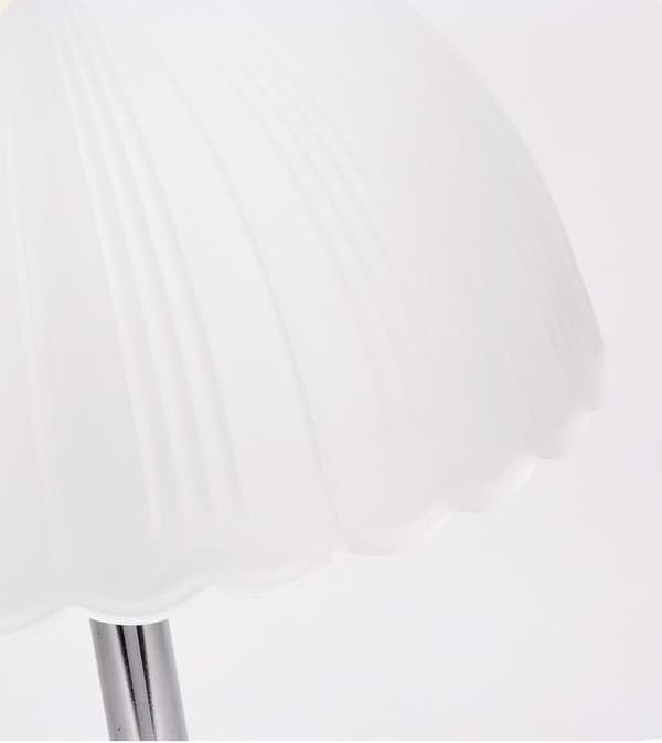 Golvlampa med retro glas lampskärm