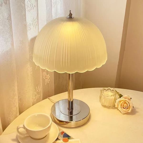 Golvlampa med retro glas lampskärm