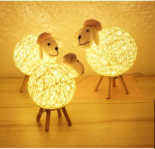 Söt lammformad rottingboll bordslampa