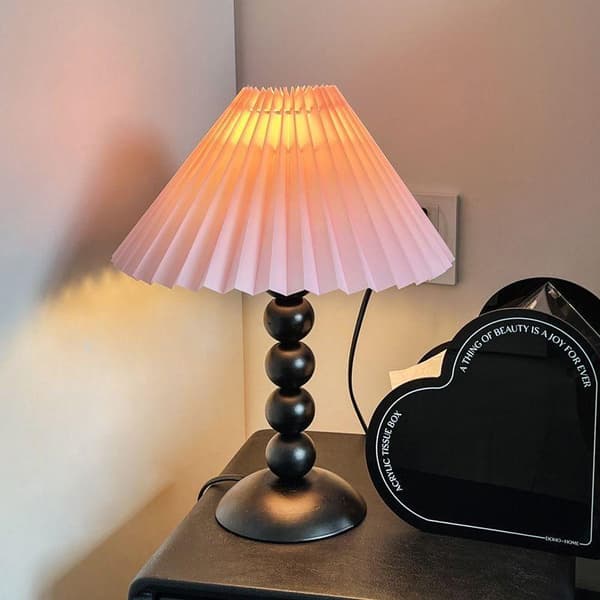 Bordlampe med lyserød plisseret lampeskærm og perleformet fod