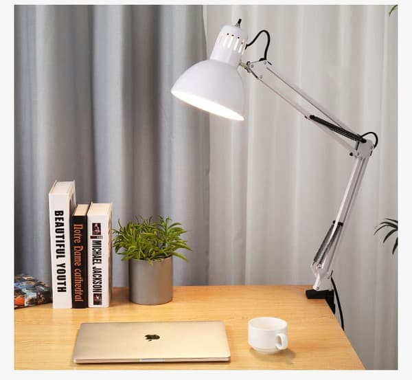 Bordlampe med drejearm og knapkontrol - perfekt til boglæsning