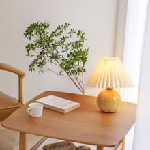 Bordslampa med trä sfärisk fot och veckad skärm, mysig och retro hembelysning