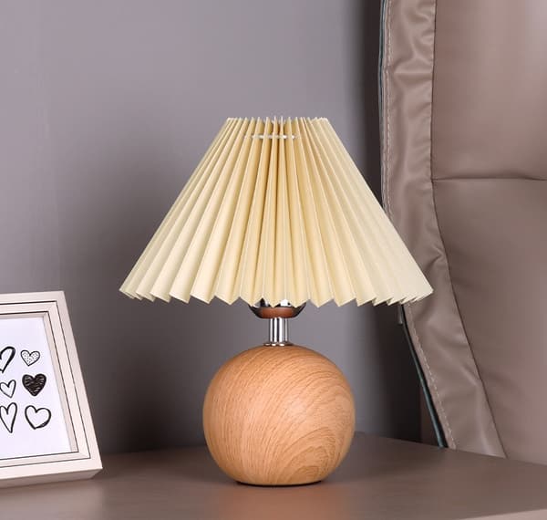 Bordslampa med trä sfärisk fot och veckad skärm, mysig och retro hembelysning