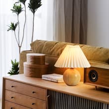 Bordslampa med trä sfärisk fot och veckad skärm, mysig och retro hembelysning