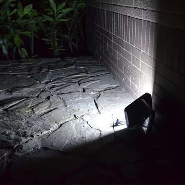 Lampa med rörelsesensor – drivs på solenergi