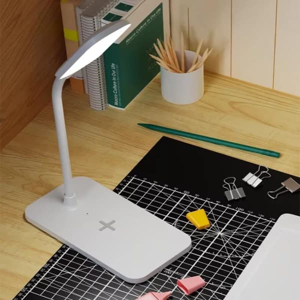 Bomclap Bordslampa med Trådlös Laddare & USB-Port, Justerbar Skrivbordslampa, Ögonvänlig Nattlampa för Läsning och Spel