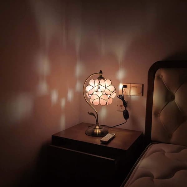 OBOSOE Tiffany Style Bordlampe med Glasblomster og Messing Base – Elegant Skrivebordslampe