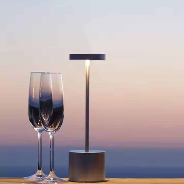 LED Bordslampa – Modern och Minimalistisk