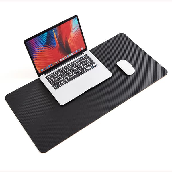 INF Skrivebordsmatte - Karbonfibertekstur PVC og korkblanding L