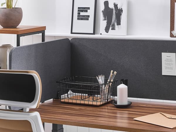 Mørkegrå PET skrivebordsskillevæg polstret med 180 x 40 cm materiale modulopbygget akustisk skærm med hjemmekontorklemmer