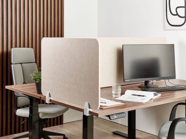Bordsskärm Beige PET-skiva Tygöverdrag 80 x 50 cm Ljuddämpande Skärm Modulära Fästklämmor Hemmakontor