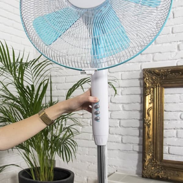 Cecotec 16" stand fan with 40 W and 3 speeds, oscillating, silent, adjustable height, 5 blades, and maximum safety.