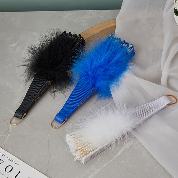 INF Fjer Vifte - Elegant Blonde & Satin Håndholdt Vifte
