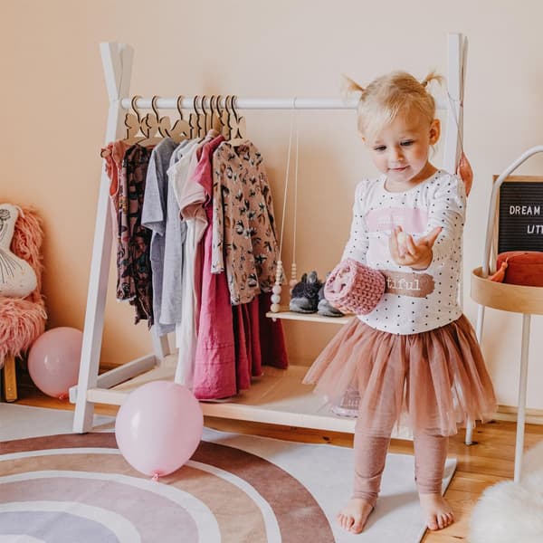 Öppen barnklädhängare med hylla – Barnbyrå – Klädförvaring – Montessori byrå för barn