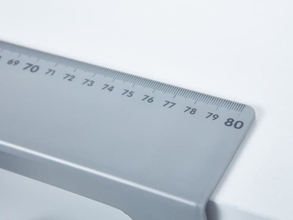 Stog  skrivbord med höj- och sänkbar skiva och 1 låda vit och grå.