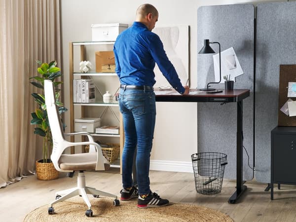 Elektrisk Justerbart Skrivebord Mørk Træ Sort Bordplade Pulverlakeret stålstel Sid og Stå 120 x 60 cm Moderne Design