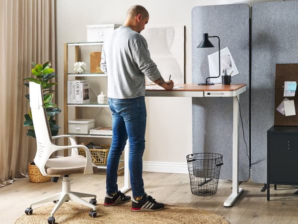 Elektriskt Justerbart Skrivbord Ljust trä Vit Bordsskiva Pulverlackerad Stålram Sitta och Stå 120 x 60 cm Modern Design
