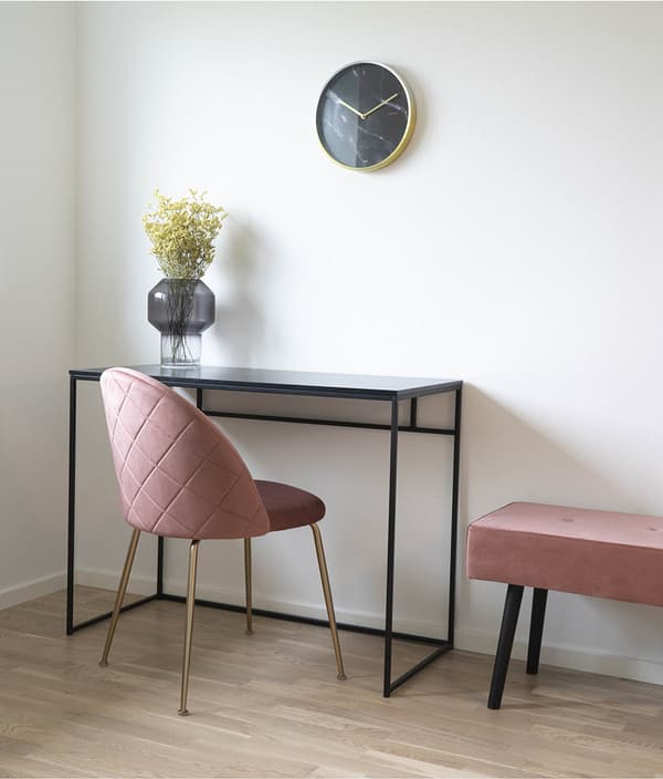 Sort skrivebord med sort stel