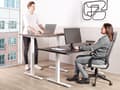 Miniatyrbilde 2 av 8: Elektrisk justerbart skrivebord Svart bordplate Hvit stålramme 160 x 72 cm Sitt- og ståbord Kvadratiske føtter Moderne design