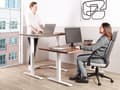 Miniatyrbilde 2 av 7: Manuelt justerbart skrivebord Mørk treplate Hvit stålramme 160 x 72 cm Sitt og stå-firkantfot Moderne design Kontor