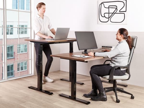 Elektrisk justerbart skrivebord Mørk trebordplate Svart stålramme 180 x 80 cm Sitt og stå-firkantfot Moderne design
