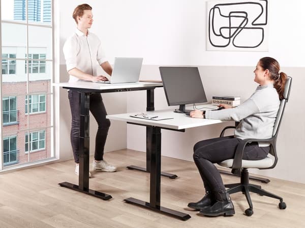 Elektrisk justerbart skrivebord Hvit bordplate Svart stålramme 180 x 80 cm Sitt- og ståbord Kvadratiske føtter Moderne design