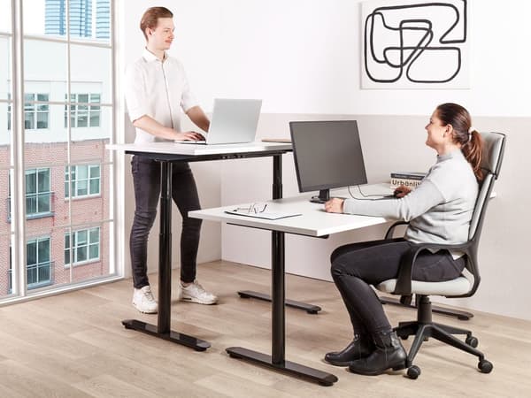 Elektrisk justerbart skrivebord Hvit bordplate Svart stålramme 180 x 80 cm Sitt- og ståbord Runde føtter Moderne design