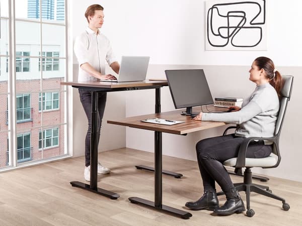 Elektrisk justerbart skrivebord Mørk tre bordplate Svart stålramme 180 x 80 cm Sitt- og ståbord Runde føtter Moderne design